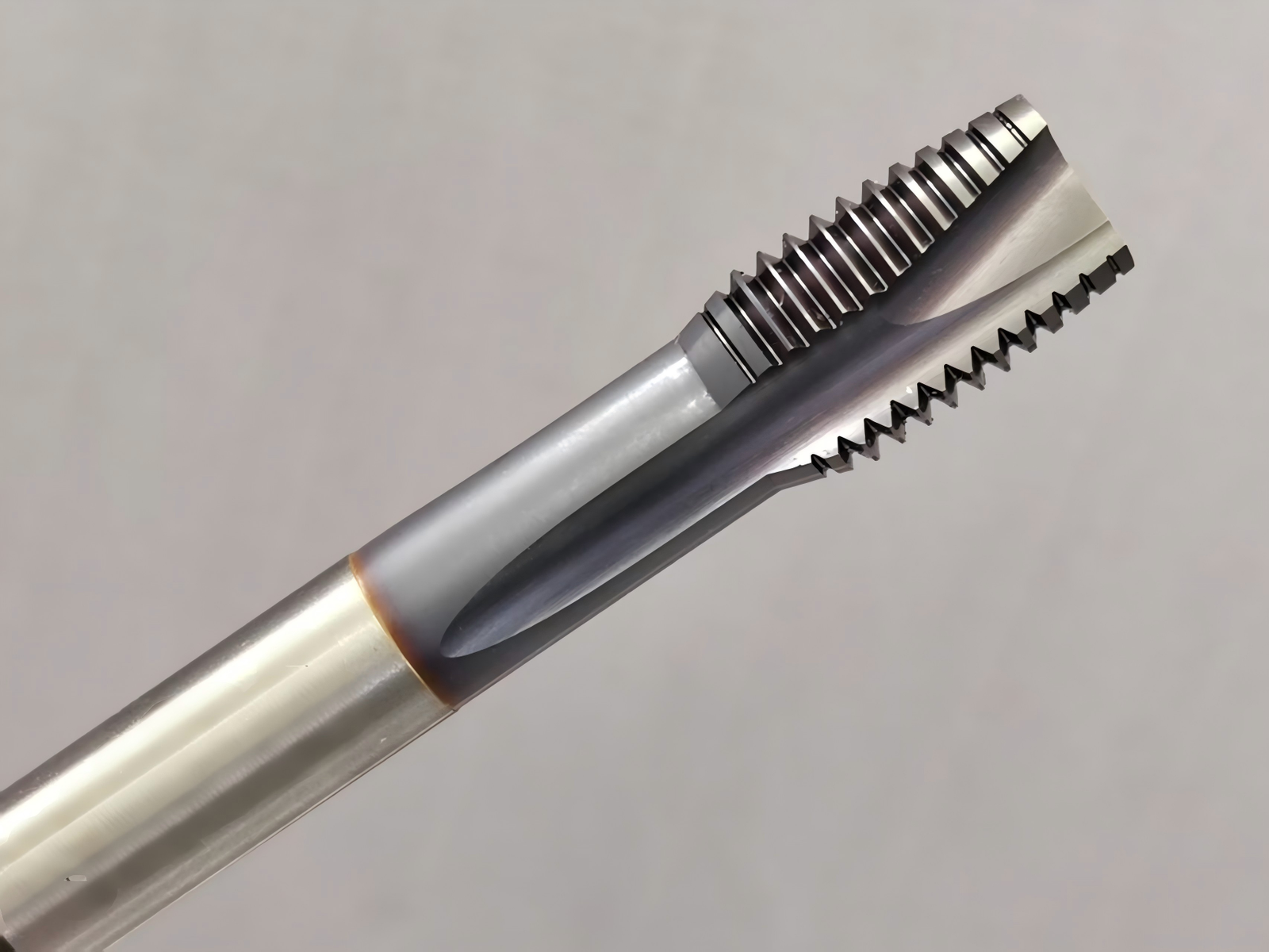 Maschinengewindebohrer mit gerader Nut im Detail