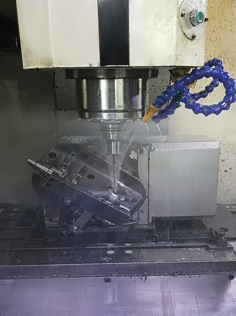 Bearbeitungsversuch mit einem Zerspanungswerkzeug auf einer CNC-Maschine